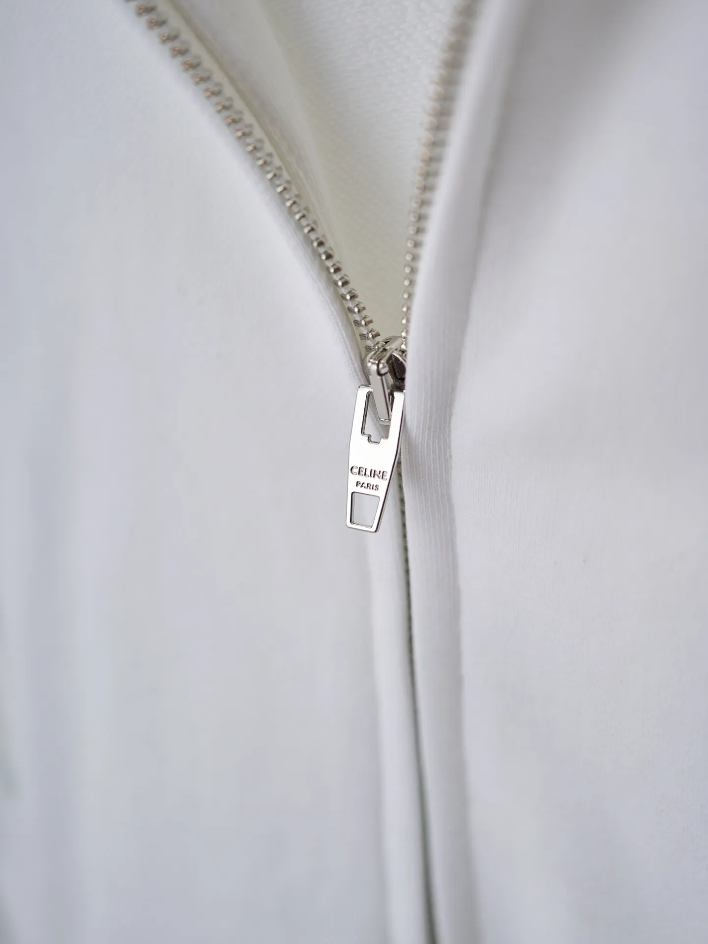 [Real auction] Celine/Celine logo embroidered zipper jacket (women's style) [In Stock] S M L custom-made light oxygen cotton-feel fleece knit, delicate and smooth, soft and skin-friendly. The body is laid out in clear white, with a soft cotton-like texture and rich layers. The elegant white tone brings a refreshing and clean daily atmosphere. The iconic Celine Arc de Triomphe embroidery is embellished on the chest, which is simple yet memorable. The simple hoodie silhouette sets a refreshing tone, and the two-way metal zipper design is full of texture. The short silhouette with loose, dropped shoulders gently modifies the lines of the shoulders and arms; the drawstring at the hem is adjustable to shape the silhouette as desired, and the short length optimizes body proportions. The simple silhouette carries a lazy atmosphere, and the relaxed outfit reveals the French girlish attitude. 1. Imported machine embroidery technology uses advanced computer control systems and precision mechanical components to precisely create the iconic TRIOMPHE logo embroidery, with smooth and delicate lines and a full sense of sophistication. 2. Fermentation washing treatment: The fabrics have been fermentation washing, which makes the hand feel and texture better, is not easy to deform, shrink, and fade, and maintains long-term beauty and loose fit.